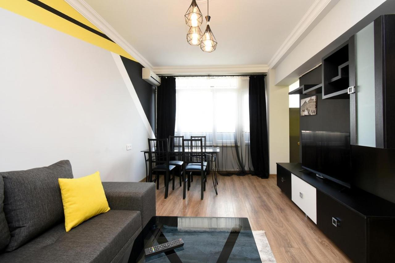 Positive Apartment In Center Of Yerevan City Kültér fotó